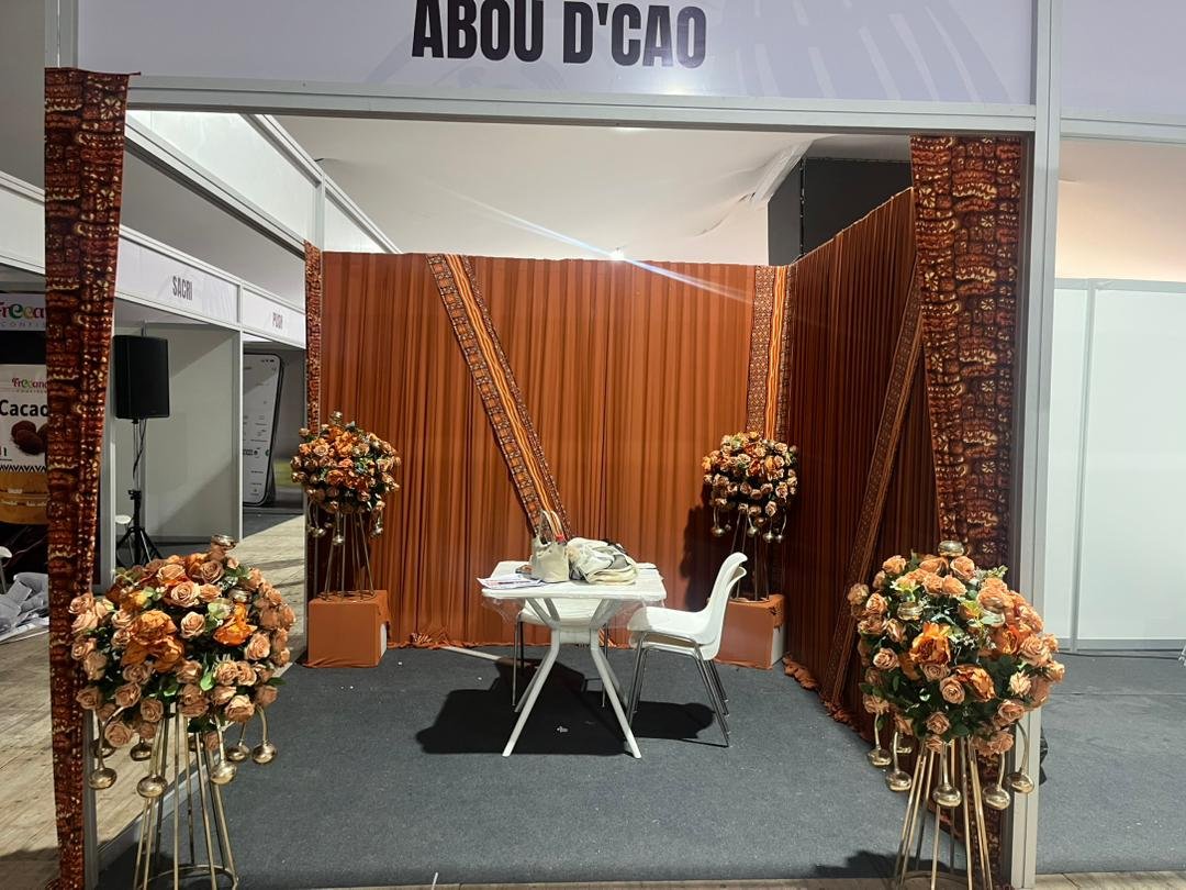 Stand ABOUd'CAO décoré aux couleurs de la marque, avec compositions florales, aux JNCC 2026